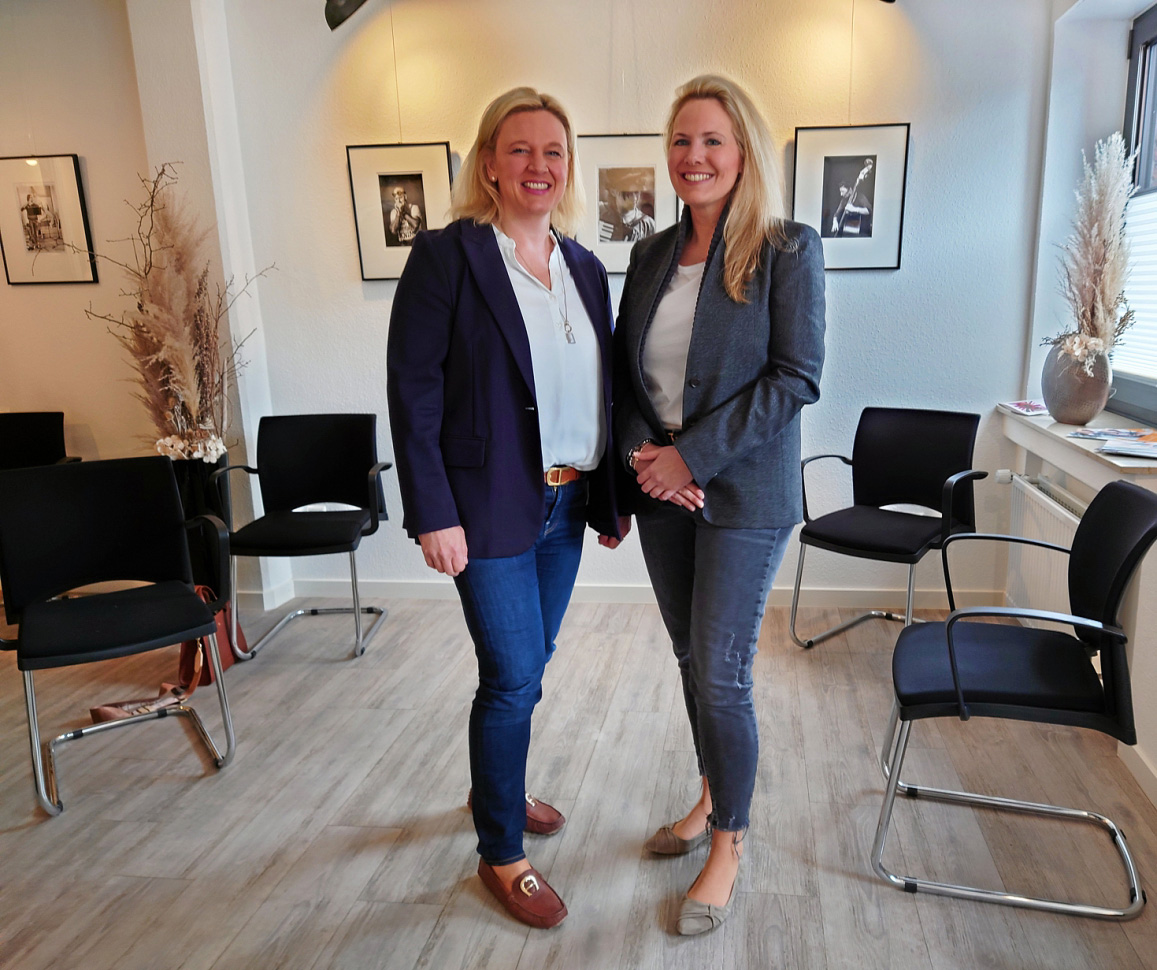 Die Geschwister Dr. med. Mareike Weidemann und Dr. med. dent. Anika Weidemann (von links) führen die Liquidakupunktur ihres Vaters in Bad Laasphe weiter fort. (Foto: Ramona Richter)